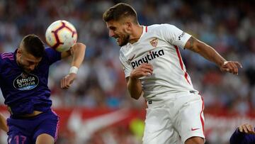 Carriço disputa un balón aéreo con Juncà en el Sevilla-Celta.