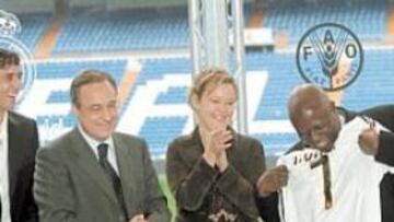 <b>EN EL BERNABÉU. </b>Raúl, Florentino y Leire Pajín se ríen al ver lo contento que se puso Diouf con su camiseta.