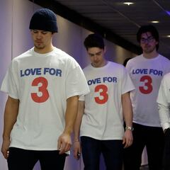 Hamlin habla con sus compañeros tras serle retirado el tubo de respiración