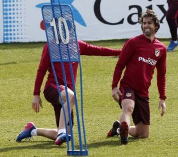 En el entrenamiento, Simeone dio pistas de los posibles titulares ante el Deportivo. 