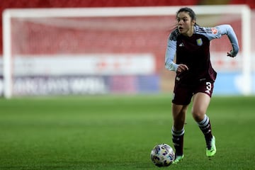 Paula Toms conduce un baln en el partido entre Aston Villa y Bristol.