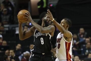 MEX52. CIUDAD DE MÉXICO (MÉXICO), 09/12/2017.- El jugador de los Nets de Brooklyn DeMarre Carroll (i), disputa el balón con Josh Richardson (d), de los Heat de Miami hoy, sábado 9 de diciembre de 2017, durante un partido de baloncesto de la NBA, entre los Nets de Brooklin y los Heats de Miami, disputado en la Arena Ciudad de México, (México). EFE/Jorge Nuñez