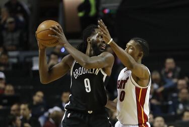 MEX52. CIUDAD DE MÉXICO (MÉXICO), 09/12/2017.- El jugador de los Nets de Brooklyn DeMarre Carroll (i), disputa el balón con Josh Richardson (d), de los Heat de Miami hoy, sábado 9 de diciembre de 2017, durante un partido de baloncesto de la NBA, entre los
