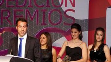 <b>CAMPEONAS. </b>Jorge Vilda, en primer plano, Vero Boquete, Noelia, Paula, Raquel y Laura.