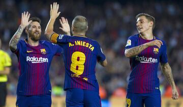 Iniesta celebra el 2-0 con Messi. 