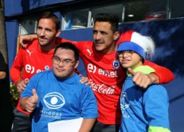 La Roja compartió con niños