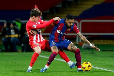 Riquelme y Raphina durante una jugada del partido.