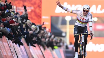 Alpecin - Deceuninck team's Dutch rider Mathieu Van Der Poel celebrates as he crosses the finish line in the Men's cyclocross elite race stage 7 of the UCI World Cup competition, in Gavere, on December 26, 2025. (Photo by JASPER JACOBS / Belga / AFP) / Belgium OUT