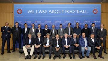 Manuel Pellegrini en la cl&aacute;sica foto de los t&eacute;cnicos en la reuni&oacute;n de la UEFA.