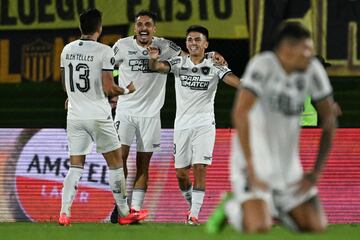 Botafogo's Argentinian midfielder #18 Thiago Almada (C) celebrates with teammates midfielder #33 Eduardo defender 