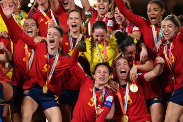 Las jugadoras españolas celebran en el podio el primer Mundial para el equipo femenino español. 