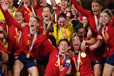Las jugadoras españolas celebran en el podio el primer Mundial para el equipo femenino español. 