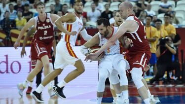 Rudy Fernández pelea un balón.