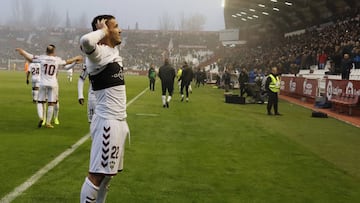 Rei Manaj celebra un gol con el Albacete