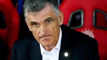 Jose Luis Mendilibar en el banquillob de Olympiacos.