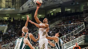 Walter Tavares lanza ante Nick Calathes durante el Panathinaikos-Real Madrid.