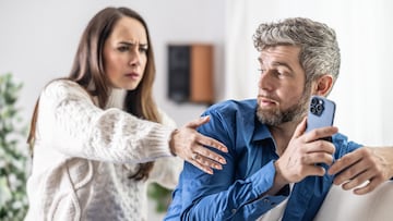 A jealous wife tries to get her husband's smartphone because she suspects him of infidelity.