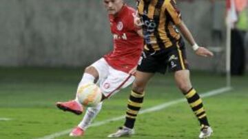 Aránguiz se clasificó con Internacional de Porto Alegre, tras vencer a The Strongest en Brasil.