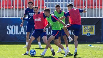 GRAF7328. MAJADAHONDA (C.MADRID), 01/10/2018.- Los jugadores del Atlético de Madrid Nikola Kalinic (i), Lucas Hernández (2i), y Ángel Correa (2d) durante el entrenamiento realizado hoy la Ciudad Deportiva de Majadahonda, donde el equi