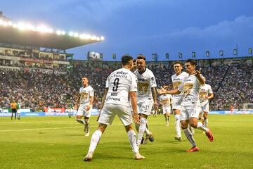 En el duelo felino de este fin de semana, los Pumas lograron venir de atrás e imponerse a León en su propia casa. De esta manera, los auriazules rompieron una racha de cuatro partidos sin conocer el triunfo. Además, se colocaron en el cuarto lugar de la tabla general ante los tropiezos de Santos y Monarcas. Sin embargo, hay que mencionar que el cuadro de David Patiño volvió a jugar con un hombre de más en los minutos finales del encuentro y estuvo cerca de volver a dejar ir el resultado, tal como lo hizo ante América. Que el cuarto lugar no apantalle a los universitarios, pues la clasificación está muy apretada y podrían caes drásticamente en cualquier momento.