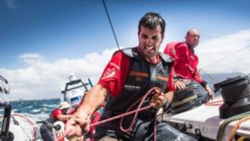 Carlos Hern&aacute;ndez trabajando en su posici&oacute;n de trimmer en el &#039;Mapfre&#039;.