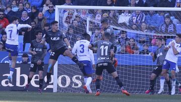 El Zaragoza pudo empatar frente al Alavés en la primera parte, pero Sivera sacó bajo palos.