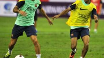 Cesc y Neymar, en una imagen en la que se aprecia el pésimo estado del césped.