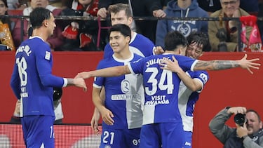 Los jugadores del Atlético celebran el gol de Boñar.