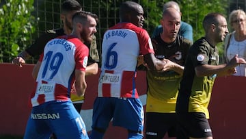 Peybernes y Babin durante un partido de entrenamiento entre el Sporting y el Langreo.