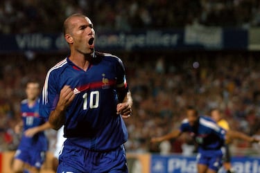 Zidane regresó a la selección francesa en 2005, un año después de anunciar su retiro internacional. La decisión fue impulsada por el mal momento del equipo en las eliminatorias al Mundial de Alemania 2006 y por petición de sus compañeros, quienes veían en él un líder indispensable. Zidane aceptó volver con el objetivo de cerrar su carrera en lo más alto. Su retorno revitalizó al grupo y culminó con una histórica final mundialista en 2006.