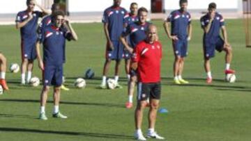 Paco J&eacute;mez con los jugadores del Rayo