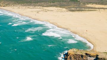 En Bordeira el negro del esquisto se interrumpe para dar lugar a una escarpa de naturaleza calcárea, de colores claros y cálidos. En la playa, los extensos campos de dunas avanzan por el interior hasta la población de Carrapateira y delimitan la rivera de Bordeira, que forma ocasionalmente una laguna de aguas templadas cerca de la desembocadura y donde aún es posible avistar nutrias. 