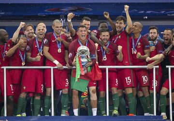 La selección de Portugal con Cristiano al frente celebrando la victoria del equipo Luso en la Eurocopa de Francia 2016 