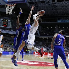 El Madrid, líder en solitario con el mejor Carroll: 29 puntos