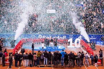 Nadal posa con el trofeo Conde de God車 tras su victoria contra el austriaco Dominic Thiem en la final del Barcelona Open 2017. El manacor赤 sum車 su d谷cimo torneo.