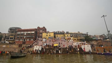 In this photograph taken on November 20, 2021, a general view of various ghats on the banks of the river Ganges in Varanasi, in the north Indian state of Uttar Pradesh. (Photo by Money SHARMA / AFP)