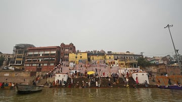 In this photograph taken on November 20, 2021, a general view of  various ghats on the banks of the river Ganges in Varanasi, in the north Indian state of Uttar Pradesh. (Photo by Money SHARMA / AFP)