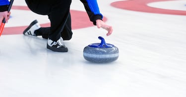 El nombre curling proviene del verbo escocés antiguo to curl, que significa “hacer girar” o “describir una curva”.
