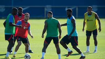 20/08/22 
ENTRENAMIENTO DEL BARCELONA 


 

Dembele
Dest
KOUNDE 
Memphis Depay
KESSIE 