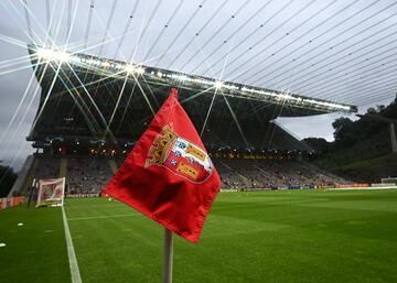 El banderín del Sporting Clube de Braga ondea en el saque de esquina del curioso terreno de juego del Estadio Municipal de Braga.