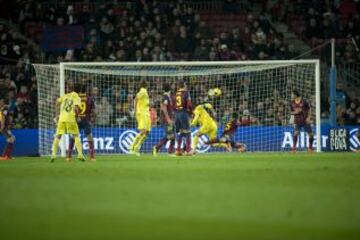 Barcelona-Villarreal. 1-1. Musacchio remata de cabeza el gol del empate.
