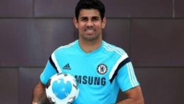 Diego Costa, recibiendo el galardón.