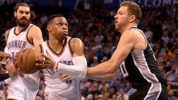 Russell Westbrook penetra ante David Lee.