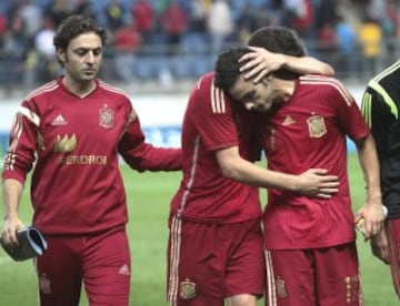 Los jugadores de la selección española Ñiguez (c) se abraza a Sarabia (d) tras la derrota ante la selección serbia, al término del partido de vuelta de la eliminatoria de acceso a la fase final del Campeonato de Europa Sub 21 que disputan en el estadio Ramón de Carranza.