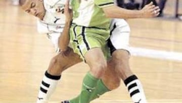 <b>SUPERIOR. </b>Izquierda intenta quitarle el balón a Marquinho.