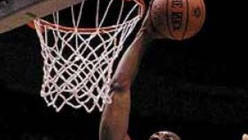 <b>COMO LARRY BIRD.</B> LeBron James llevó el número 32 en honor al celtic.