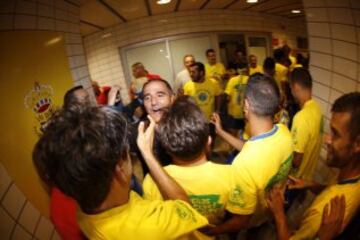 Paco Herrera celebró el ascenso a Primera Dvisión con sus jugadores.