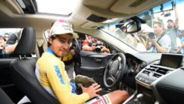 Peter Sagan posa en su nuevo coche Lexus que ha ganado gracias a su victoria en la general.