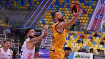 Matt Costello lanza ante el Madrid durante los cuartos de final de la Liga Endesa con el Herbalife Gran Canaria.