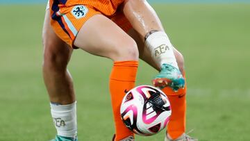 AMDEP6131. CALI (COLOMBIA), 05/09/2024.- Djoeke de Ridder (frente) de Países Bajos disputa el balón con Milagros Martín de Argentina este jueves, en un partido del grupo F de la Copa Mundial Femenina sub-20 entre las selecciones de Países Bajos y Argentina en el estadio de Pascual Guerrero en Cali (Colombia). EFE/ Ernesto Guzmán Jr.